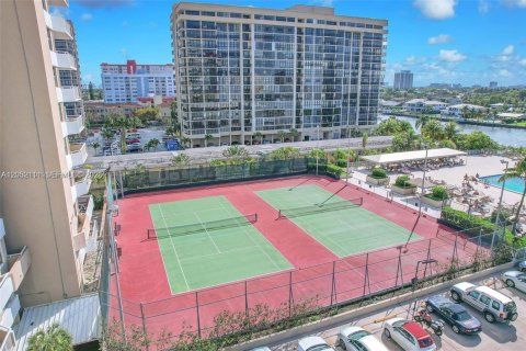 Condo in Hallandale Beach, Florida, 1 bedroom  № 2276673 - photo 25