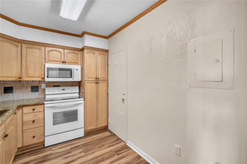Condo in Hallandale Beach, Florida, 1 bedroom  № 2276673 - photo 15