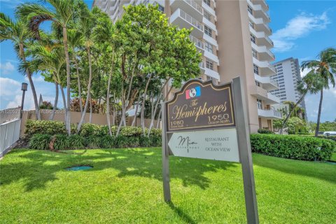 Condo in Hallandale Beach, Florida, 1 bedroom № 2276673