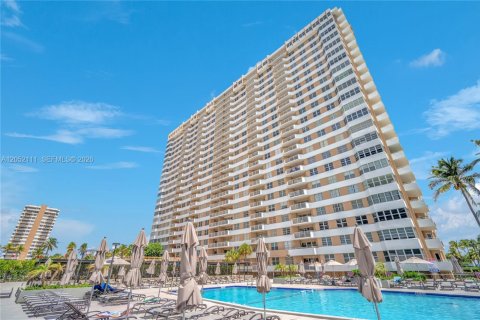 Condo in Hallandale Beach, Florida, 1 bedroom  № 2276673 - photo 28