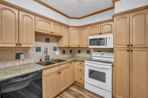 Condo in Hallandale Beach, Florida, 1 bedroom  № 2276673 - photo 13