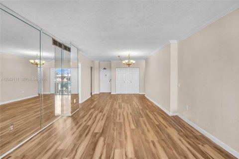 Condo in Hallandale Beach, Florida, 1 bedroom  № 2276673 - photo 4