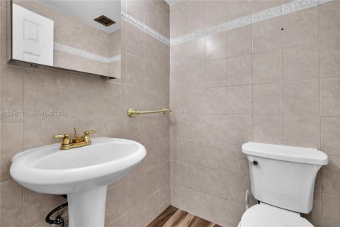 Condo in Hallandale Beach, Florida, 1 bedroom  № 2276673 - photo 16