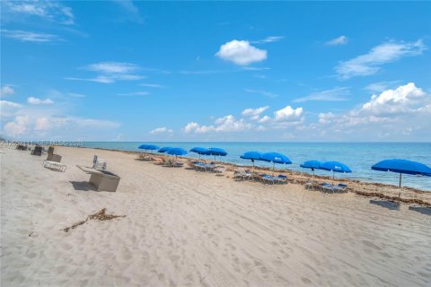 Condo in Hallandale Beach, Florida, 1 bedroom  № 2276673 - photo 22