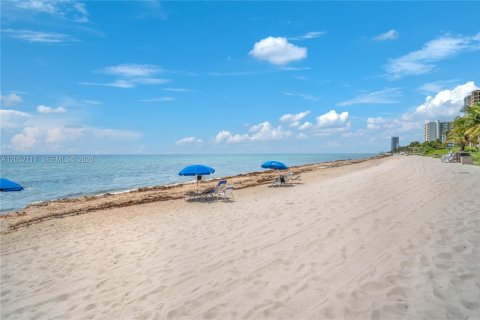 Condo in Hallandale Beach, Florida, 1 bedroom  № 2276673 - photo 23