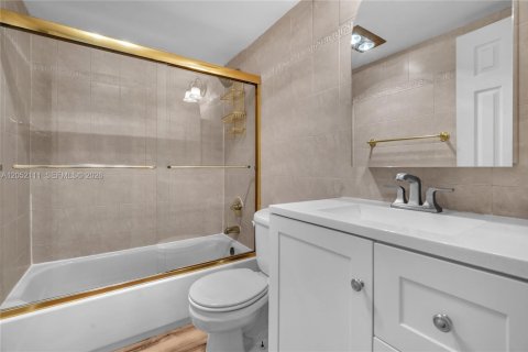 Condo in Hallandale Beach, Florida, 1 bedroom  № 2276673 - photo 19