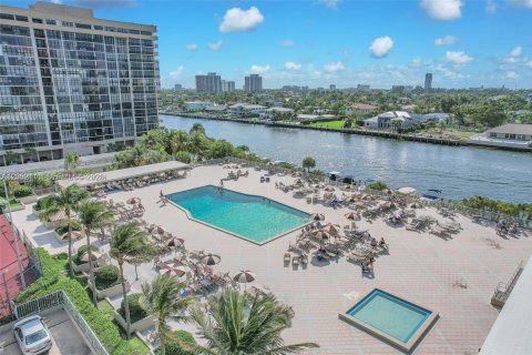 Condo in Hallandale Beach, Florida, 1 bedroom  № 2276673 - photo 27