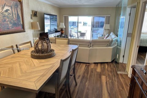 Condo in Hallandale Beach, Florida, 1 bedroom  № 2276673 - photo 5