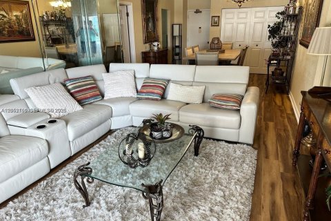 Condo in Hallandale Beach, Florida, 1 bedroom  № 2276673 - photo 9