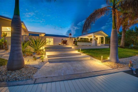 House in Clearwater, Florida 3 bedrooms, 227.24 sq.m. № 2217791