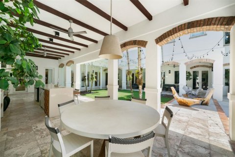 House in Miami, Florida 6 bedrooms, 605.91 sq.m. № 1922663 - photo 23