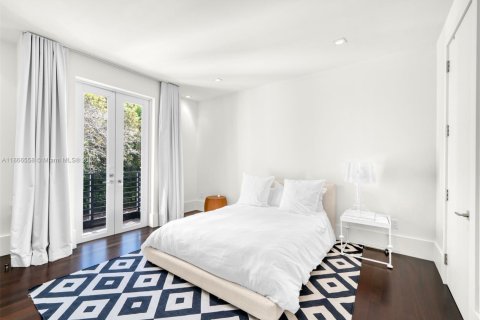 House in Miami, Florida 6 bedrooms, 605.91 sq.m. № 1922663 - photo 16