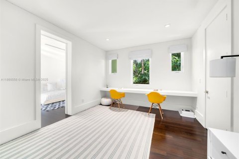 House in Miami, Florida 6 bedrooms, 605.91 sq.m. № 1922663 - photo 17