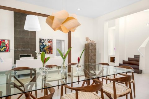 House in Miami, Florida 6 bedrooms, 605.91 sq.m. № 1922663 - photo 15