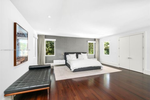 House in Miami, Florida 6 bedrooms, 605.91 sq.m. № 1922663 - photo 7