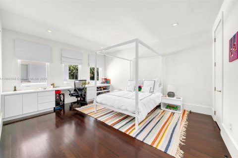 House in Miami, Florida 6 bedrooms, 605.91 sq.m. № 1922663 - photo 21