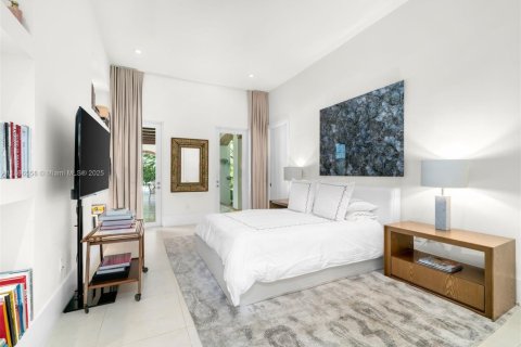 House in Miami, Florida 6 bedrooms, 605.91 sq.m. № 1922663 - photo 20