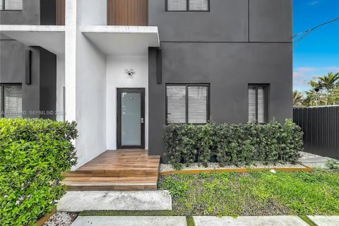 Купить коммерческую недвижимость в Майами, Флорида 321.07м2, № 2063057 - фото 2