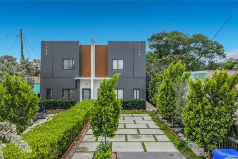 Коммерческая недвижимость в Майами, Флорида 321.07м2 № 2063057