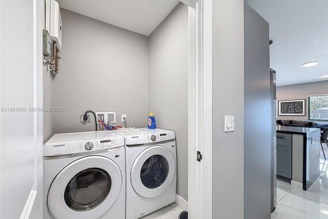 Купить коммерческую недвижимость в Майами, Флорида 321.07м2, № 2063057 - фото 16