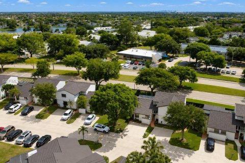 Townhouse in Miami, Florida 2 bedrooms, 101.73 sq.m. № 2154582 - photo 25