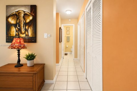 Townhouse in Miami, Florida 2 bedrooms, 101.73 sq.m. № 2154582 - photo 9