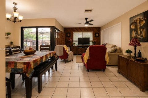 Townhouse in Miami, Florida 2 bedrooms, 101.73 sq.m. № 2154582 - photo 7