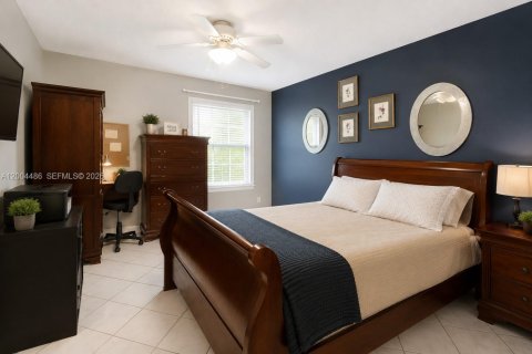 Townhouse in Miami, Florida 2 bedrooms, 101.73 sq.m. № 2154582 - photo 10