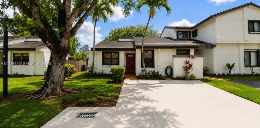 Townhouse in Miami, Florida 2 bedrooms, 101.73 sq.m. № 2154582