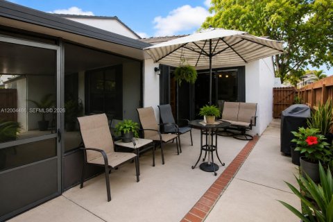 Townhouse in Miami, Florida 2 bedrooms, 101.73 sq.m. № 2154582 - photo 16