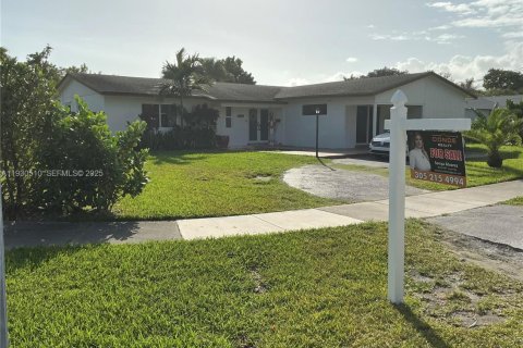 House in Cutler Bay, Florida 4 bedrooms, 228.63 sq.m. № 1993635 - photo 1