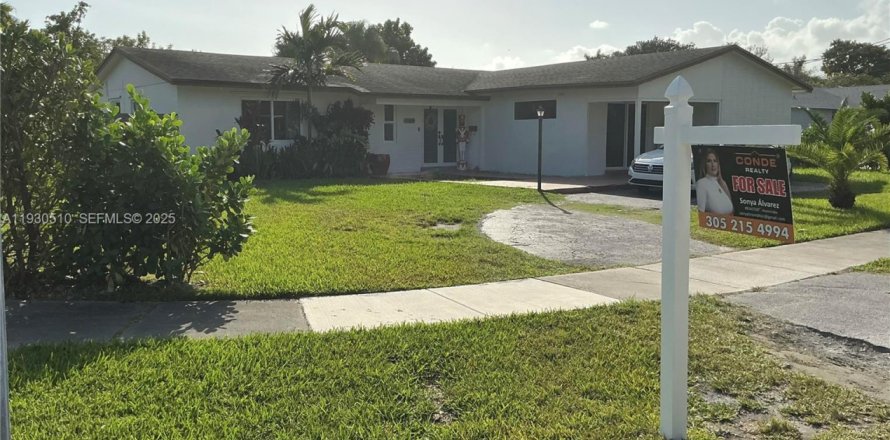 House in Cutler Bay, Florida 4 bedrooms, 228.63 sq.m. № 1993635