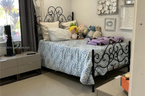 House in Cutler Bay, Florida 4 bedrooms, 228.63 sq.m. № 1993635 - photo 14