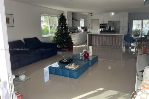 House in Cutler Bay, Florida 4 bedrooms, 228.63 sq.m. № 1993635 - photo 4