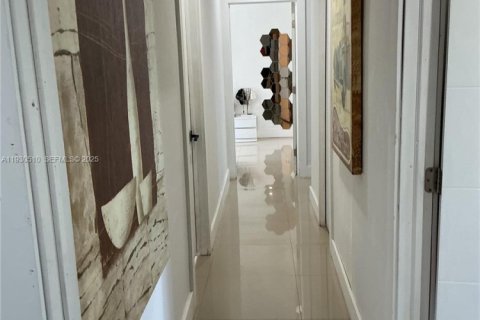 House in Cutler Bay, Florida 4 bedrooms, 228.63 sq.m. № 1993635 - photo 9