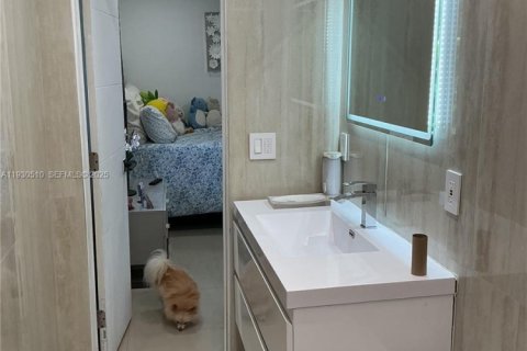 House in Cutler Bay, Florida 4 bedrooms, 228.63 sq.m. № 1993635 - photo 10