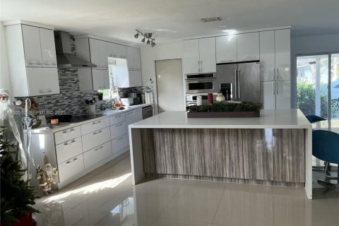 House in Cutler Bay, Florida 4 bedrooms, 228.63 sq.m. № 1993635 - photo 3