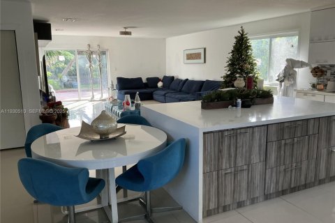 House in Cutler Bay, Florida 4 bedrooms, 228.63 sq.m. № 1993635 - photo 5