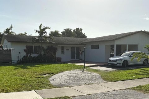 House in Cutler Bay, Florida 4 bedrooms, 228.63 sq.m. № 1993635 - photo 2