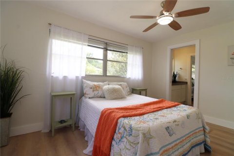 House in Clearwater, Florida 4 bedrooms, 168.43 sq.m. № 1886974 - photo 28