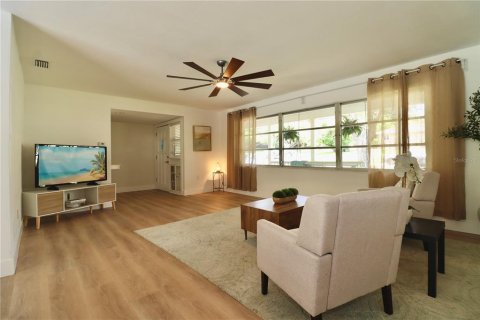 House in Clearwater, Florida 4 bedrooms, 168.43 sq.m. № 1886974 - photo 8