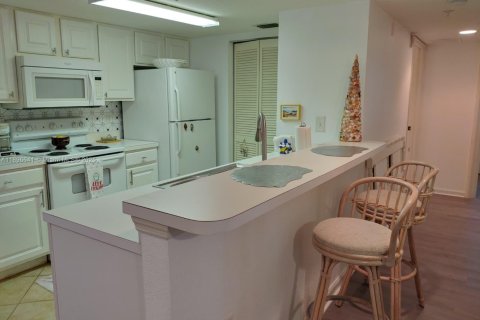 Condo in Fort Myers, Florida, 2 bedrooms  № 2014548 - photo 22