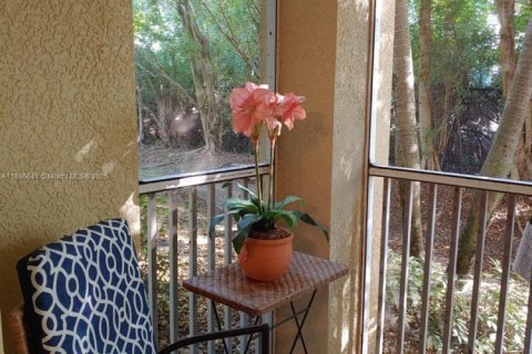 Condo in Fort Myers, Florida, 2 bedrooms  № 2014548 - photo 29