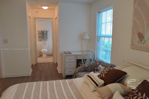 Condo in Fort Myers, Florida, 2 bedrooms  № 2014548 - photo 8