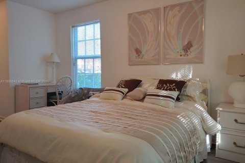 Condo in Fort Myers, Florida, 2 bedrooms  № 2014548 - photo 6