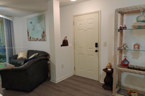 Condo in Fort Myers, Florida, 2 bedrooms  № 2014548 - photo 17