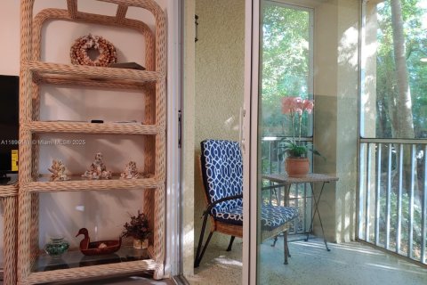 Condo in Fort Myers, Florida, 2 bedrooms  № 2014548 - photo 14