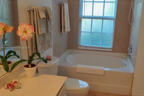 Condo in Fort Myers, Florida, 2 bedrooms  № 2014548 - photo 11