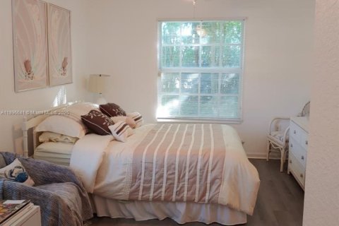 Condo in Fort Myers, Florida, 2 bedrooms  № 2014548 - photo 7