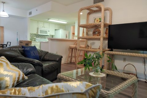 Condo in Fort Myers, Florida, 2 bedrooms  № 2014548 - photo 10